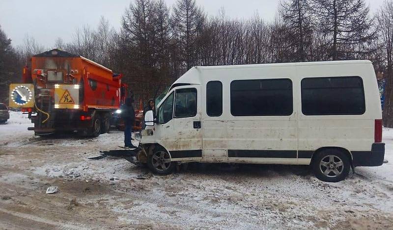 В Башкирии столкнулись ритуальный микроавтобус и снегоуборщик: есть пострадавшие