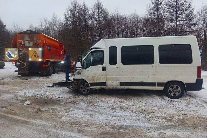 На трассе в Башкирии столкнулись снегоуборщик и ритуальный микроавтобус
