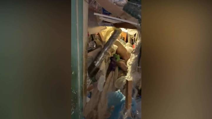 Полицейские пять часов не могли найти тело москвички в заваленной мусором квартире