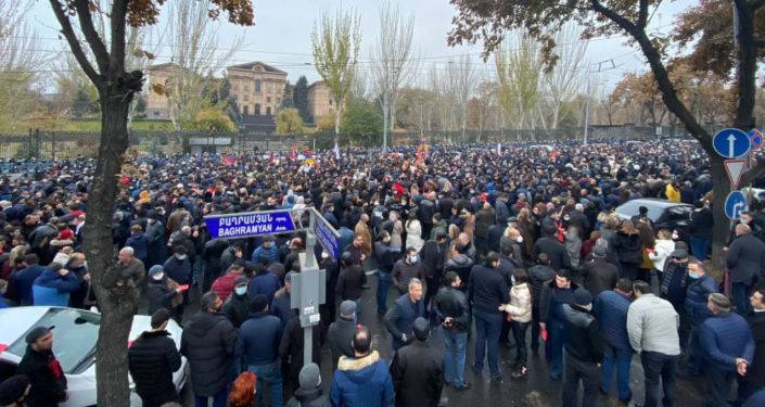Больше судей, больше "посадок": оппозиция протестует возле здания парламента Армении