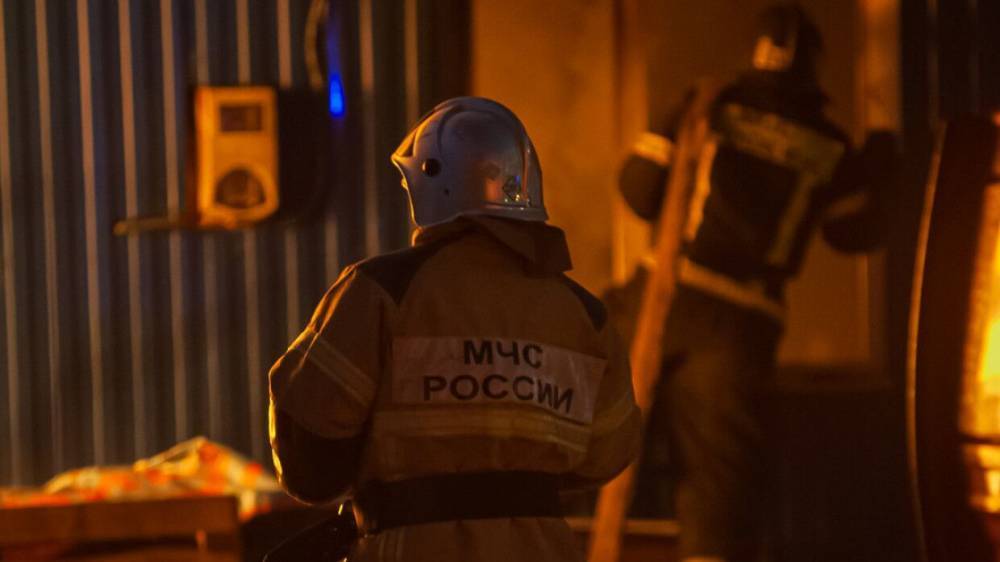 Пожар на складе в Красноярске разросся до 3,5 тыс. кв. м