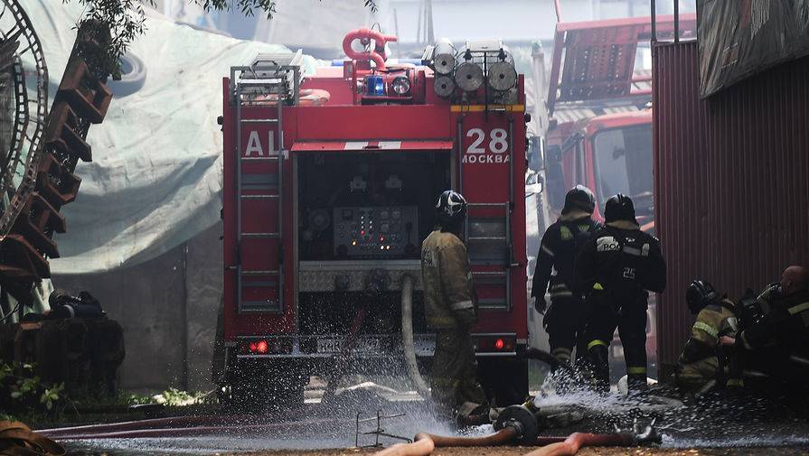 Трое пожарных пропали при тушении пожара на складе в Красноярске