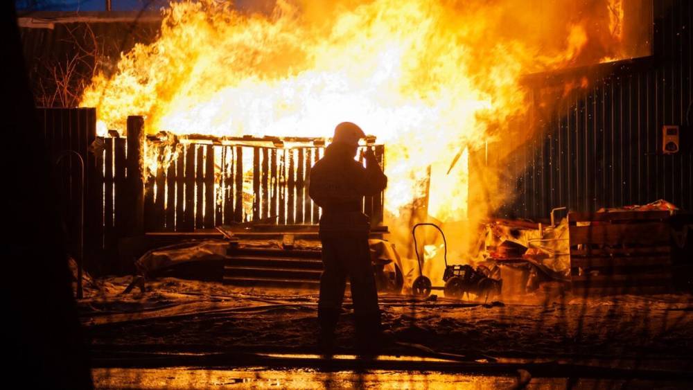 Трое пожарных исчезли во время ликвидации возгорания на складе в Красноярске