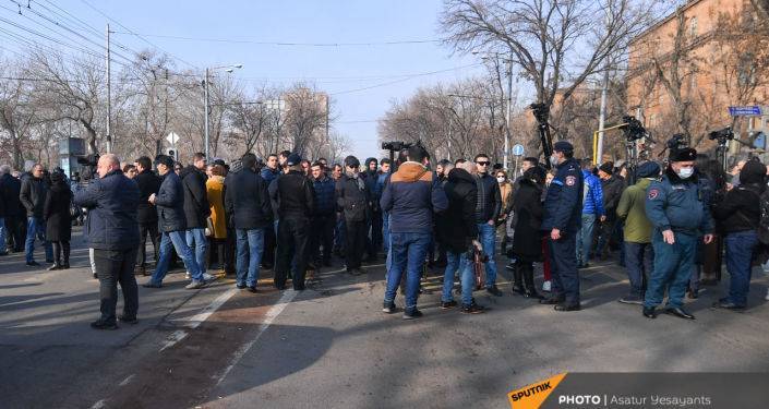 Полиция Армении начала задерживать участников акции у здания парламента