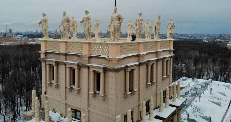 Собянин рассказал о завершении реставрации скульптур на площади Гагарина