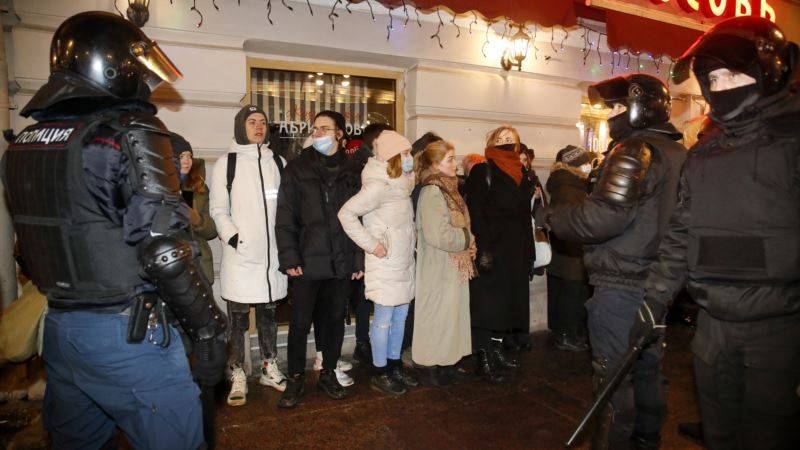 Протесты в Москве против приговора Навальному: задержано около тысячи человек