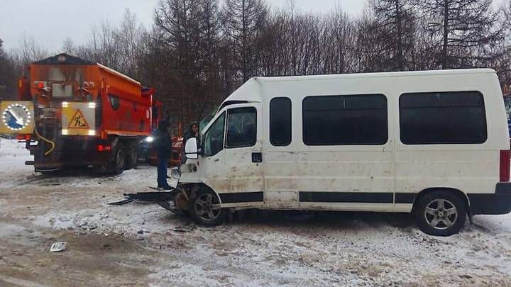 На трассе Уфа-Оренбург грузовик въехал в похоронный автобус