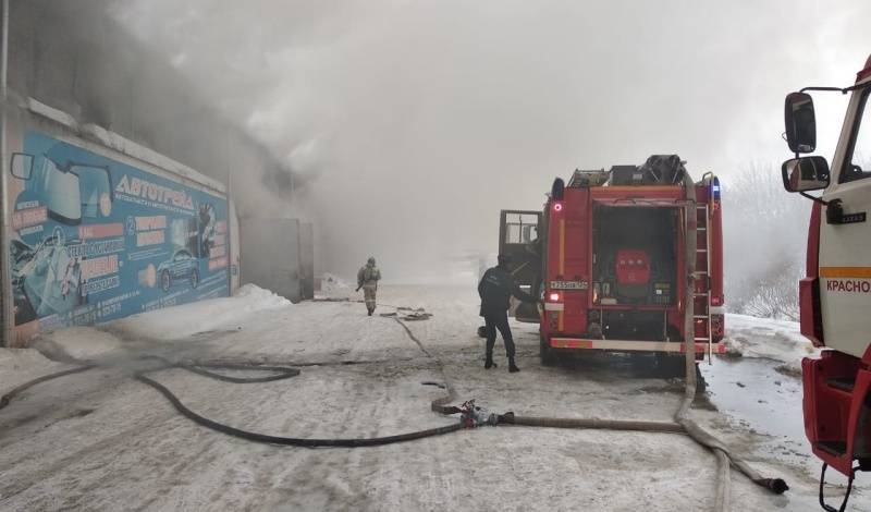 Трое пожарных погибли при тушении склада в Красноярске
