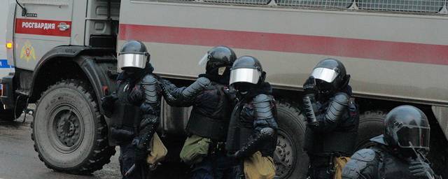В отношении силовика, ударившего оператора на митинге в Москве, проведут проверку
