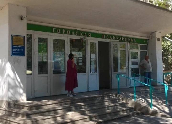 Утомленный очередью к врачу чиновник открыл стрельбу возле поликлиники в Феодосии