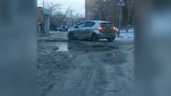 Видео из Сети. Из-за кратера с горячей водой жители Владивостока не могут доехать до дома