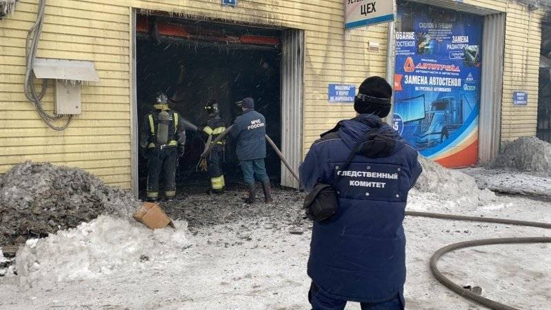 В Красноярске в пожаре на складе погиб человек, и пропали пожарные