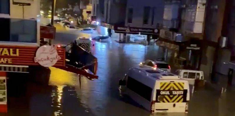 В Измире самый большой паводок за последние 26 лет – погибли два человека, видео - ТЕЛЕГРАФ