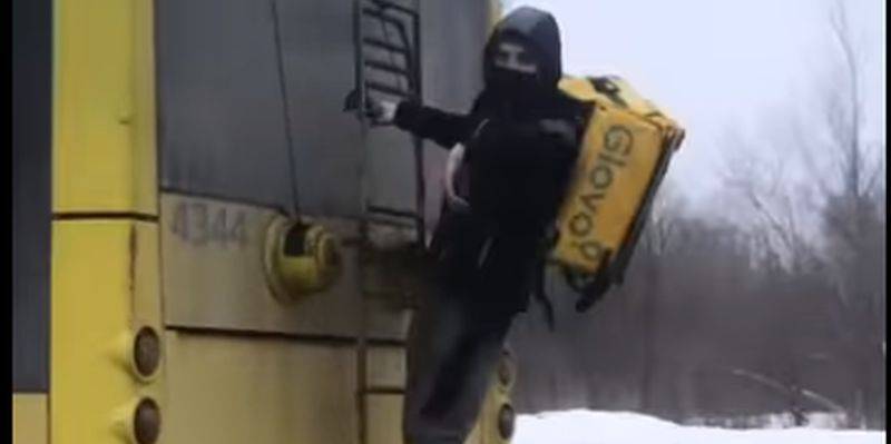 В Киеве доставщик еды Glovo экстремально прокатился на троллейбусе - видео - ТЕЛЕГРАФ