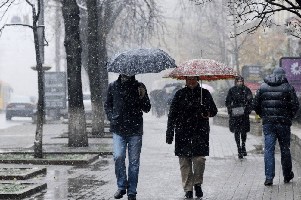 Дождливо и ветрено: жителей всех областей Украины предупредили о непогоде 4 февраля