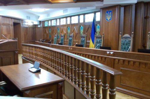 Двоє суддів КСУ намагаються відсудити у держави понад один млн грн