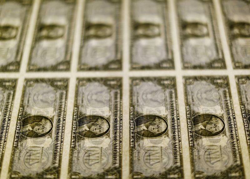 Доллар пользуется спросом на фоне экономического прогресса в США