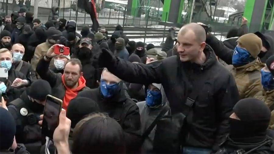 Украинские националисты попытались штурмовать здание телеканала «Наш»