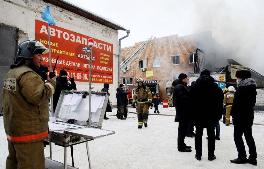 Семьи всех погибших в пожаре на складе в Красноярске получат по 1 млн рублей