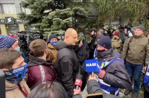 В Киеве активисты пытались взять штурмом телеканал: возникли потасовки с полицией