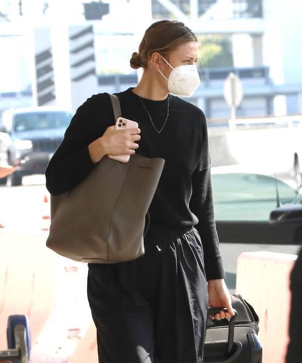 Черный total look + сумка, которая никогда не выйдет из моды: Мария Шарапова в Лос-Анджелесе