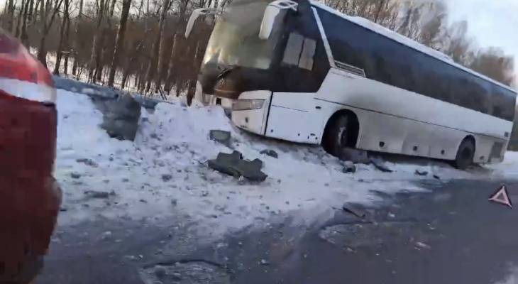 "Уходил от удара": под Ярославлем автобус снес светофор. Видео