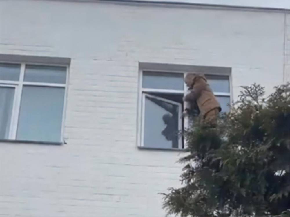 В Киеве задержанный во время акции против телеканала "НАШ" угрожает выпрыгнуть из окна полицейского отдела