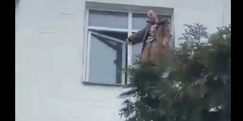Штурм канала НАШ и протесты сейчас - Задержанный мужчина грозит прыгнуть из окна здания полиции Киева, видео - ТЕЛЕГРАФ