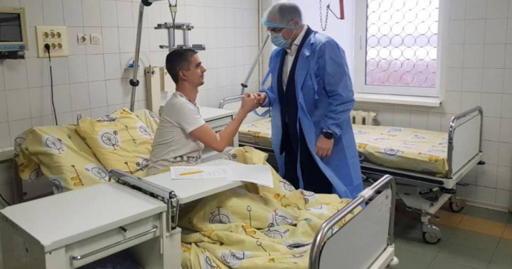 "Увидели пламя и пытались спасти пациентов": Степанов посетил пострадавших медиков (фото)
