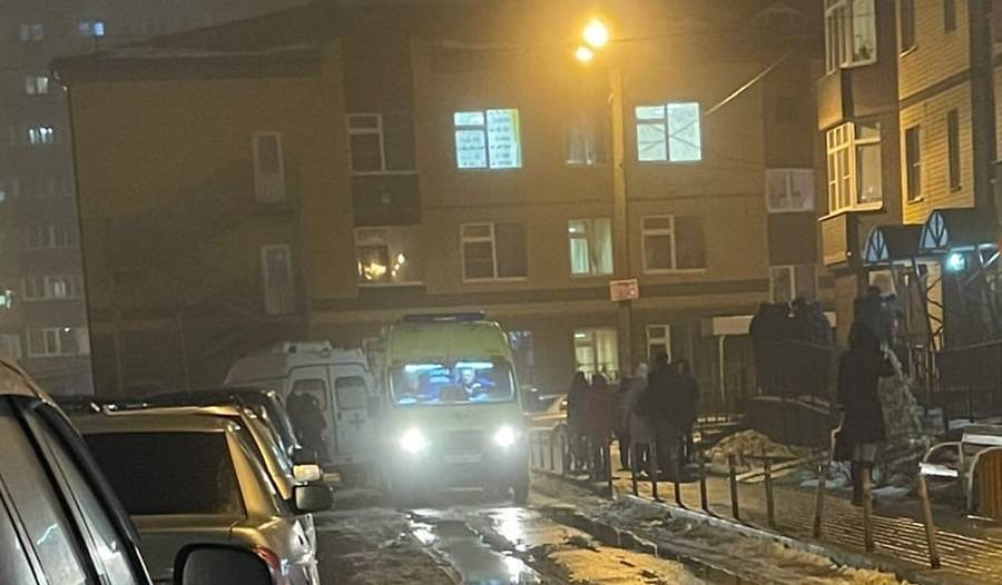 Две смерти: в микрорайоне Воронежа мужчина выпал из окна в коляску с младенцем