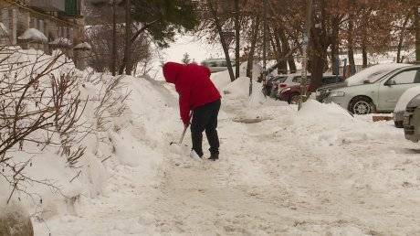 На улице Карпинского жители пожаловались на качество уборки снега