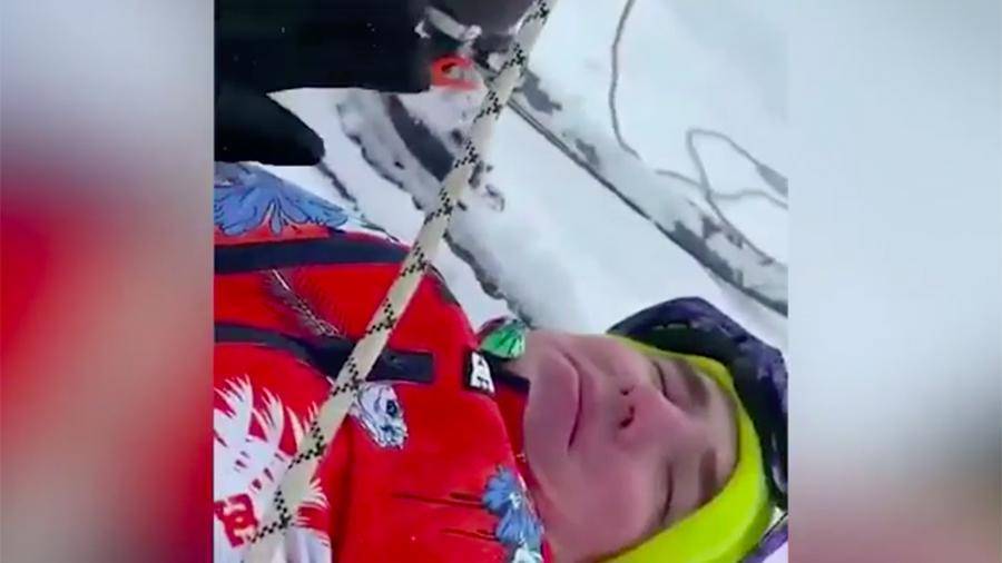 Опубликовано видео со спасенным после падения в трещину на Эльбрусе сноубордистом