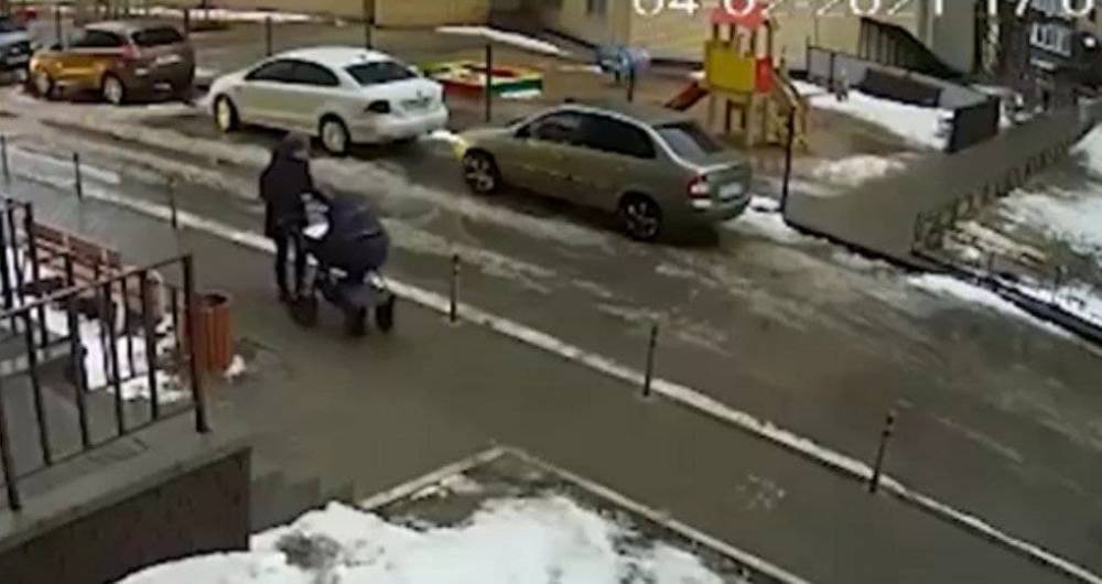 В Воронеже студент упал с высоты на коляску с ребенком. Оба погибли