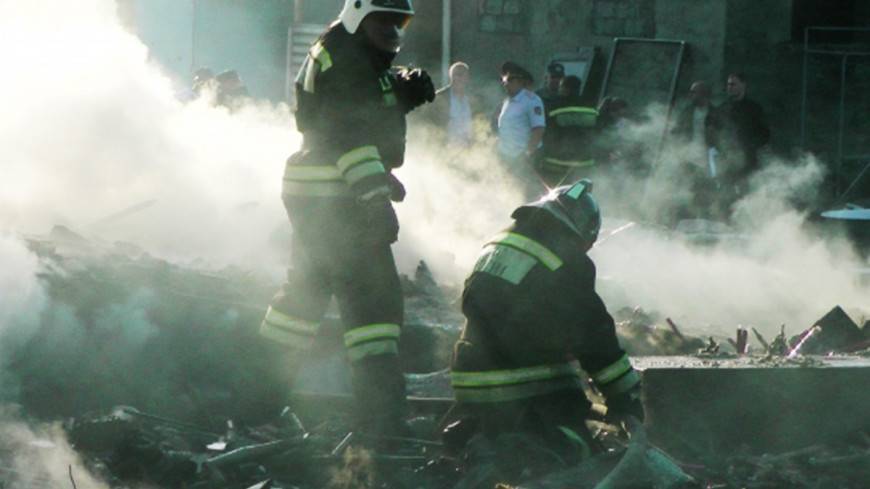 В Омске тушат пожар площадью 4000. квадратных метров