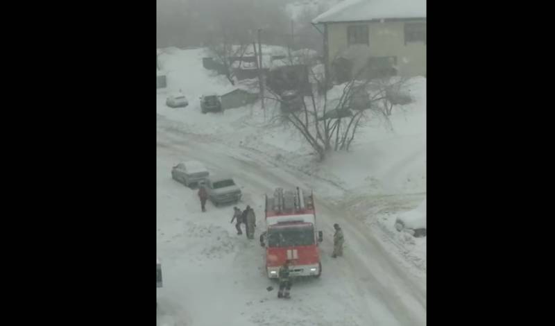В Уфе пожарную машину, застрявшую в снегу, откапывали спасатели