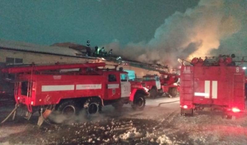 В Омске потушили крупный пожар на продуктовом складе