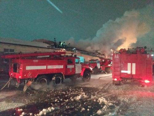 МЧС: Пожару на продуктовом складе в Омске присвоен повышенный уровень сложности