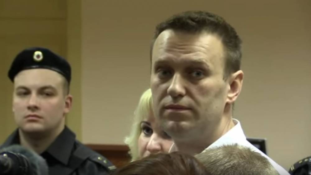 Навальный доставлен в суд для рассмотрения дела о клевете на ветерана