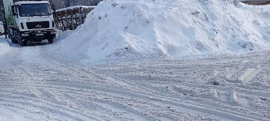 Жилищные инспекторы обнаружили снежные заносы и наледь на тротуарах и дорогах в Петрозаводске