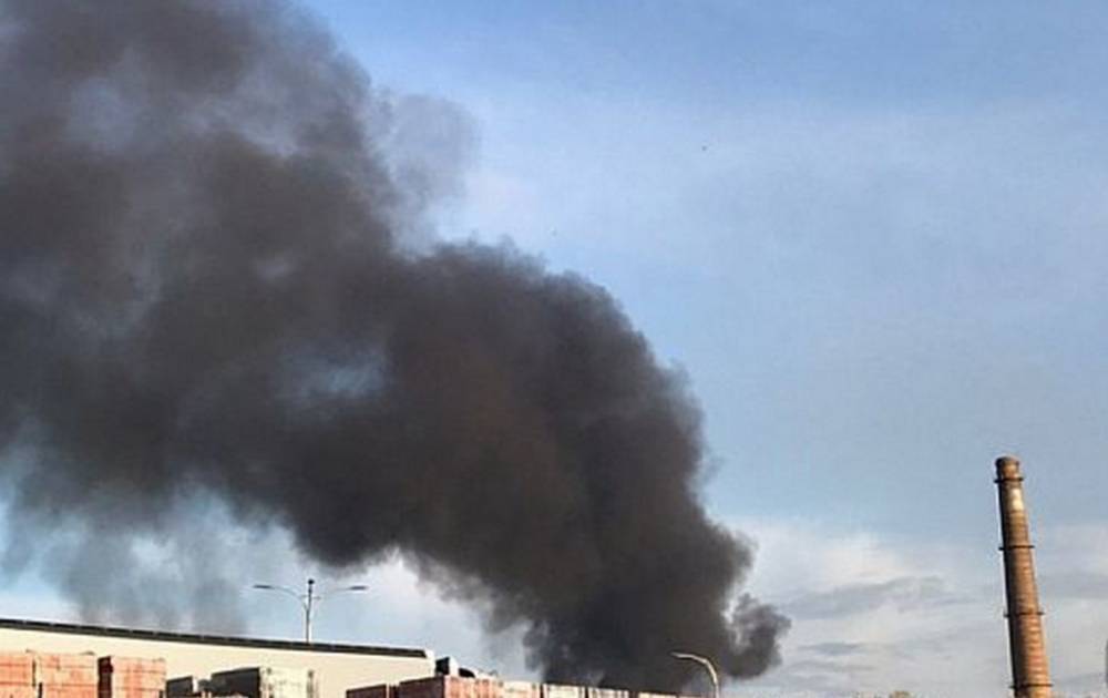 Сильный пожар в высотке Харькова, съехались спасатели: детали и кадры ЧП