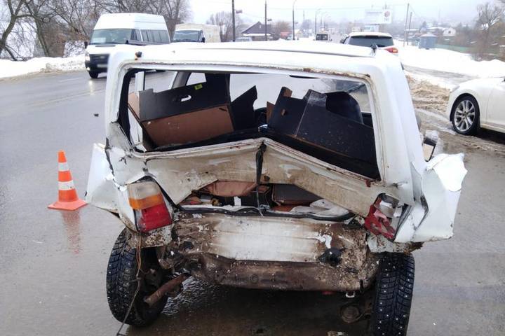 В Тамбове столкнулись «Mazda» и «ВАЗ»: есть пострадавший