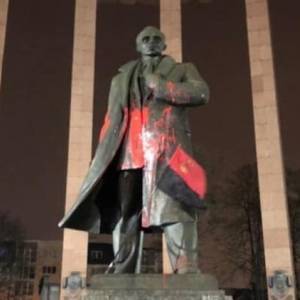 Во Львове неизвестные облили краской памятник Бандре. Фото