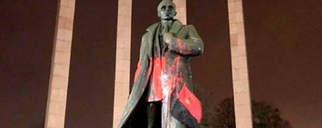 Сегодня ночью неизвестные во Львове облили краской памятник Степану Бандере