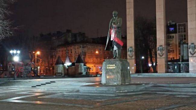 Во Львове памятник Бандере облили краской