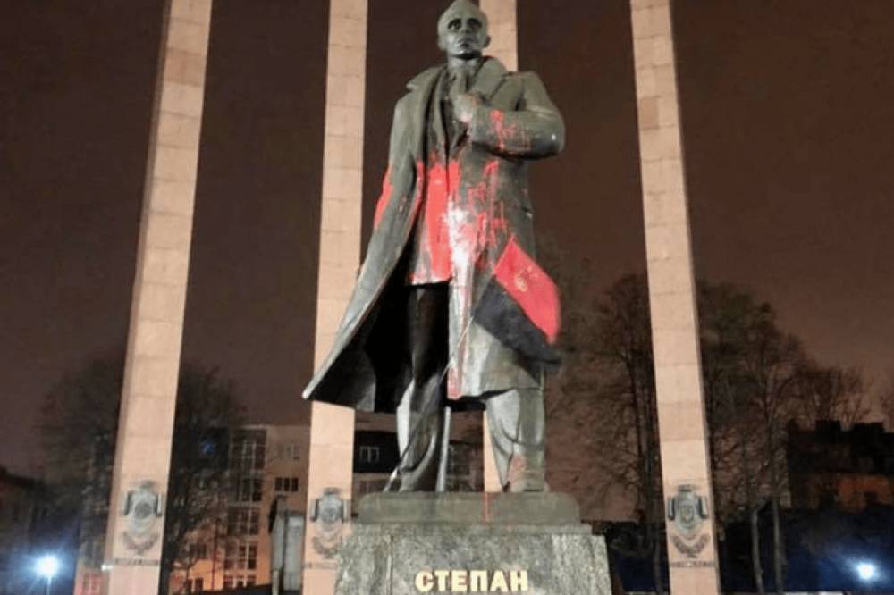 Во Львове вандалы осквернили памятник Бандере