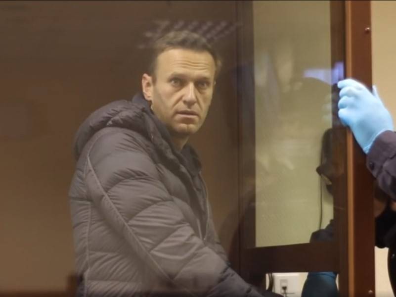 Навальному не дали ознакомиться с материалами дела о клевете без конвоя