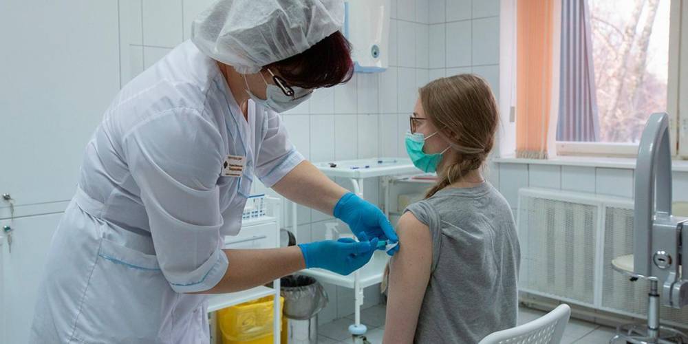 Прививку от коронавируса в Москве сделали около 400 тысяч человек