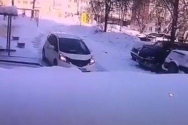 «Только что прошла мать с ребёнком»: в Сибири глыба льда рухнула с балкона на авто с водителем