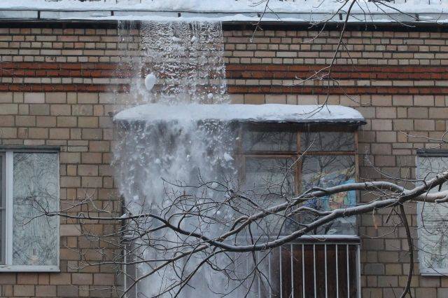 В Новосибирске с балкона девятиэтажки на машину упала снежная глыба