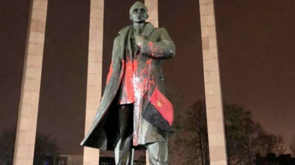 Нацполиция Украины ищет вандалов, осквернивших памятник Бандере